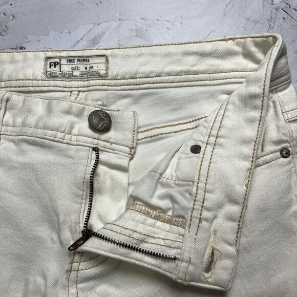 Free People SIZE 28 x 25 Distressed Crop Jeans White Straight Fray Hem Knee - Picture 5 of 10